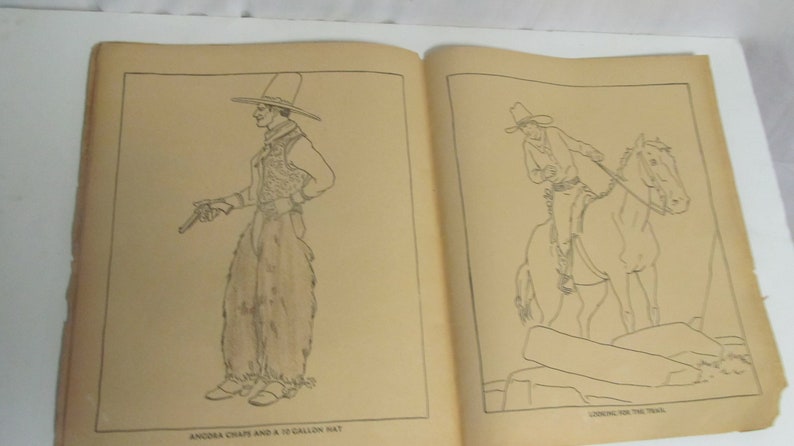 Puede incluir: Un dibujo en blanco y negro de un vaquero con un sombrero de 10 galones y pantalones de montar, sosteniendo una pistola. La segunda imagen muestra a un vaquero montando un caballo. El texto "ANGORA CHAPS AND A 10 GALLON HAT" est&aacute; debajo de la primera imagen y "LOOKING FOR THE TRAIL" est&aacute; debajo de la segunda imagen.