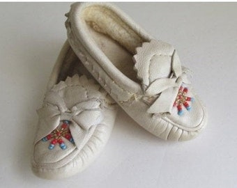 Baby Moccasins Vintage White Leather Moccasins Baby Slippers Southwestern Indian Moccasins Iroquois Beaded  babies Gift Hand Beaded