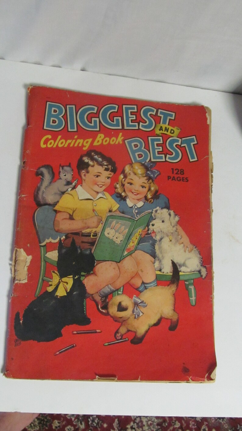 Puede incluir: Un libro para colorear vintage con una portada roja y el t&iacute;tulo "Biggest and Best Coloring Book" en letras azules y amarillas. La portada presenta a un ni&ntilde;o y una ni&ntilde;a coloreando en un libro con una ardilla, dos perros y un gato. El libro tiene 128 p&aacute;ginas.