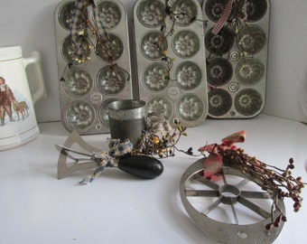 Antique Primitive Pan Vintage Cookie Tin Bundt Pan Vintage Aluminum Muffin Pan Ginger bread Pan Primitive Kitchen Decor Vintage Bakeware