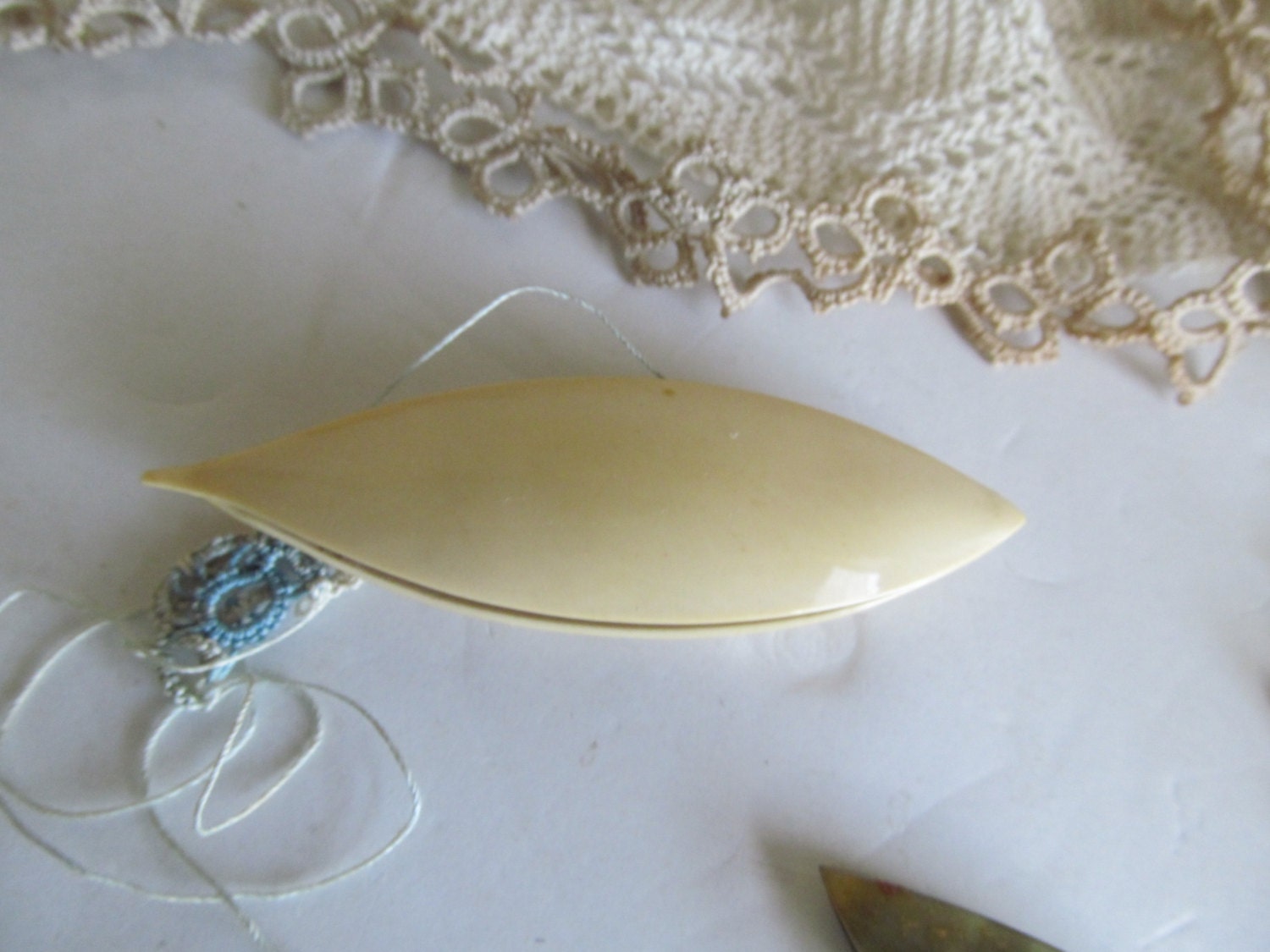 Vintage Lace Making Tatting Shuttle - Celluloid with Usable Tight Ends