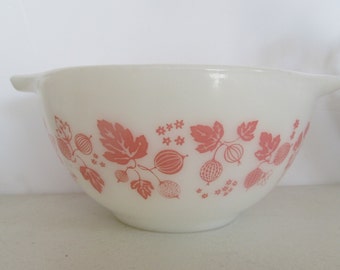 Pink Goosberry Pyrex Cinderella Bowls Pink & White berries Leaves Design Bowl Corning Ware Pink on white Berry Leaf Cinderella Nesting Bowls