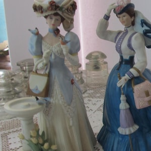Mrs Albee 1998  Full sz Figurines Avon Figurine Mrs Albee Avon presidents club awards Victorian Lady  Victorian Home decor collection