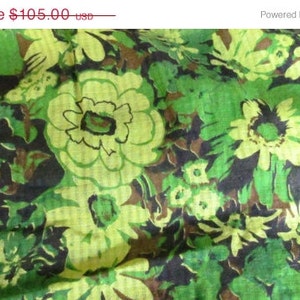 Könnte beinhalten: Grüner und gelber Blumenstoff mit schwarzem Hintergrund. Der Stoff hat einen Vintage-Look und -Feel.  Normalpreis 105,00 €