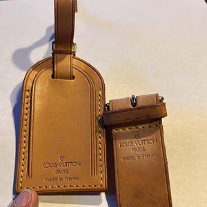 Authentischer Vintage Louise Vuitton Gepäckanhänger & Poignet LV Hang Tag Louis Vuitton Gepäck-Namensschild und Handtaschen-Schnallenriemen