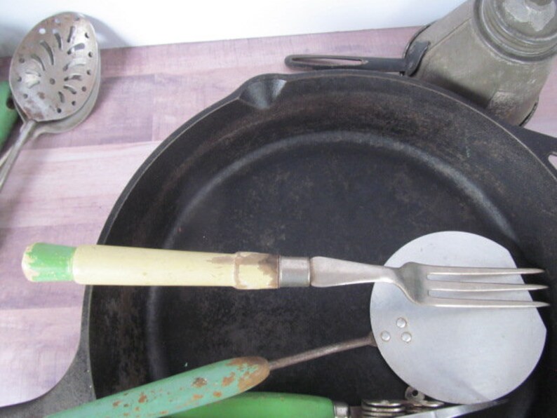 Cast Iron Skillet Cooking Spatula Hamburger Green Wood Handle Etsy