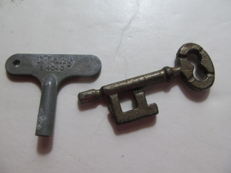 Rusty Antique Keys Large Wind up Clock Key With Rusty Spring Etsy