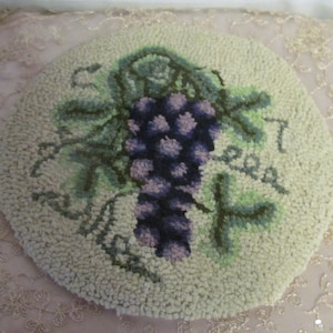 Grape Hooked Rug Mat, Hand Hooked, Candle Mat, Table Mat Coaster Vintage hooked rug chair mat Grape decor Italian Home Decor Wool Hooked Rug