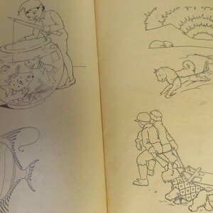 Puede incluir: Una ilustraci&oacute;n en blanco y negro de un libro con cuatro dibujos diferentes. El primer dibujo muestra a una persona pescando un pez en una pecera. El segundo dibujo muestra a una persona montando un trineo tirado por un perro. El tercer dibujo muestra un pez con aletas. El cuarto dibujo muestra a dos personas tirando de un carro con un perro.