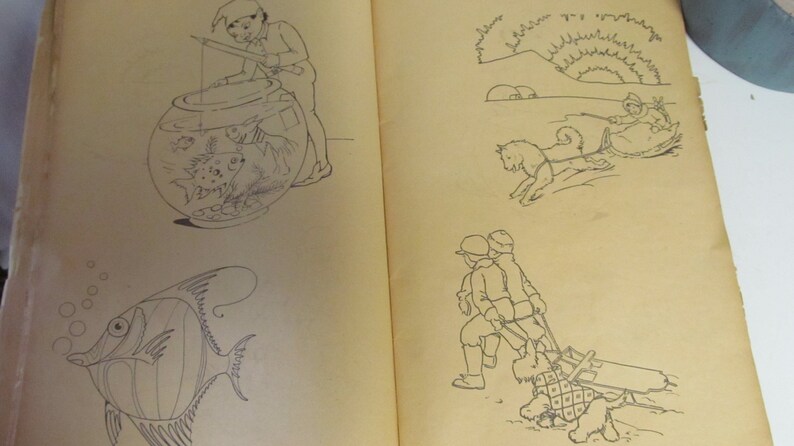 Puede incluir: Una ilustraci&oacute;n en blanco y negro de un libro con cuatro dibujos diferentes. El primer dibujo muestra a una persona pescando un pez en una pecera. El segundo dibujo muestra a una persona montando un trineo tirado por un perro. El tercer dibujo muestra un pez con aletas. El cuarto dibujo muestra a dos personas tirando de un carro con un perro.