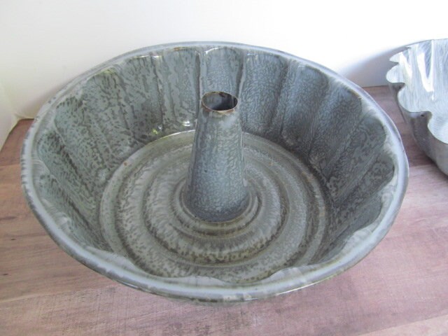 Gray Enamel Bundt Pan, Primitive Kitchen Decor Enamel Bakeware kitchen decor Gray Graniteware Enamel Fluted Bundt Pan Angel Food cake pan