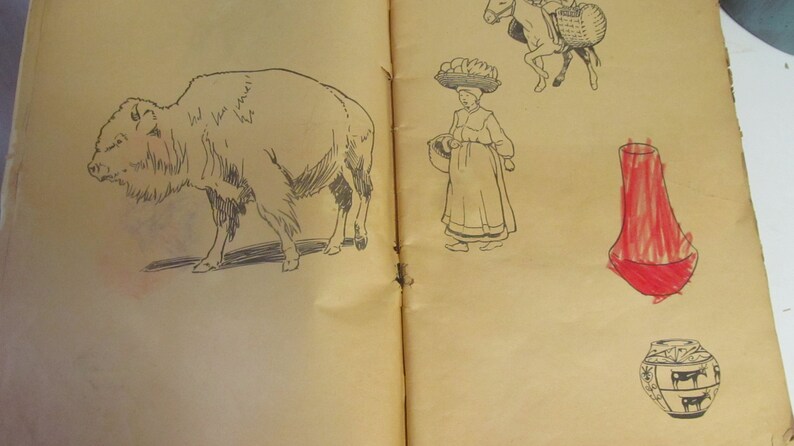Puede incluir: Un dibujo en blanco y negro de un bisonte en una p&aacute;gina de color marr&oacute;n claro. Hay otros dibujos en la p&aacute;gina, incluyendo una mujer con un vestido largo, un jarr&oacute;n y una olla.