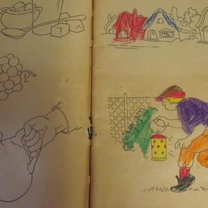 Puede incluir: Una ilustraci&oacute;n en blanco y negro de una persona vertiendo l&iacute;quido de una jarra. Tambi&eacute;n se ilustra un racimo de uvas, un taz&oacute;n con cubos de az&uacute;car y una cuchara. En el lado derecho de la p&aacute;gina, una persona con una camisa morada y pantalones naranja sostiene una linterna cerca de un arbusto verde.
