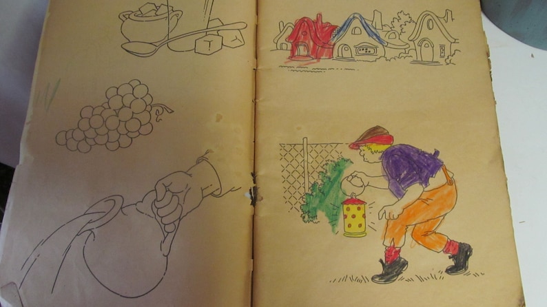 Puede incluir: Una ilustraci&oacute;n en blanco y negro de una persona vertiendo l&iacute;quido de una jarra. Tambi&eacute;n se ilustra un racimo de uvas, un taz&oacute;n con cubos de az&uacute;car y una cuchara. En el lado derecho de la p&aacute;gina, una persona con una camisa morada y pantalones naranja sostiene una linterna cerca de un arbusto verde.