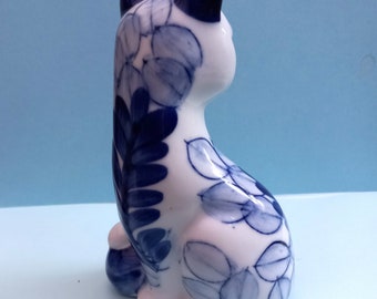 青と白の花模様 猫の陶器置物　アンティーク　ヴィンテージ ヴィンテージ磁器の猫の置物：青い花柄の装飾 - Etsy 日本