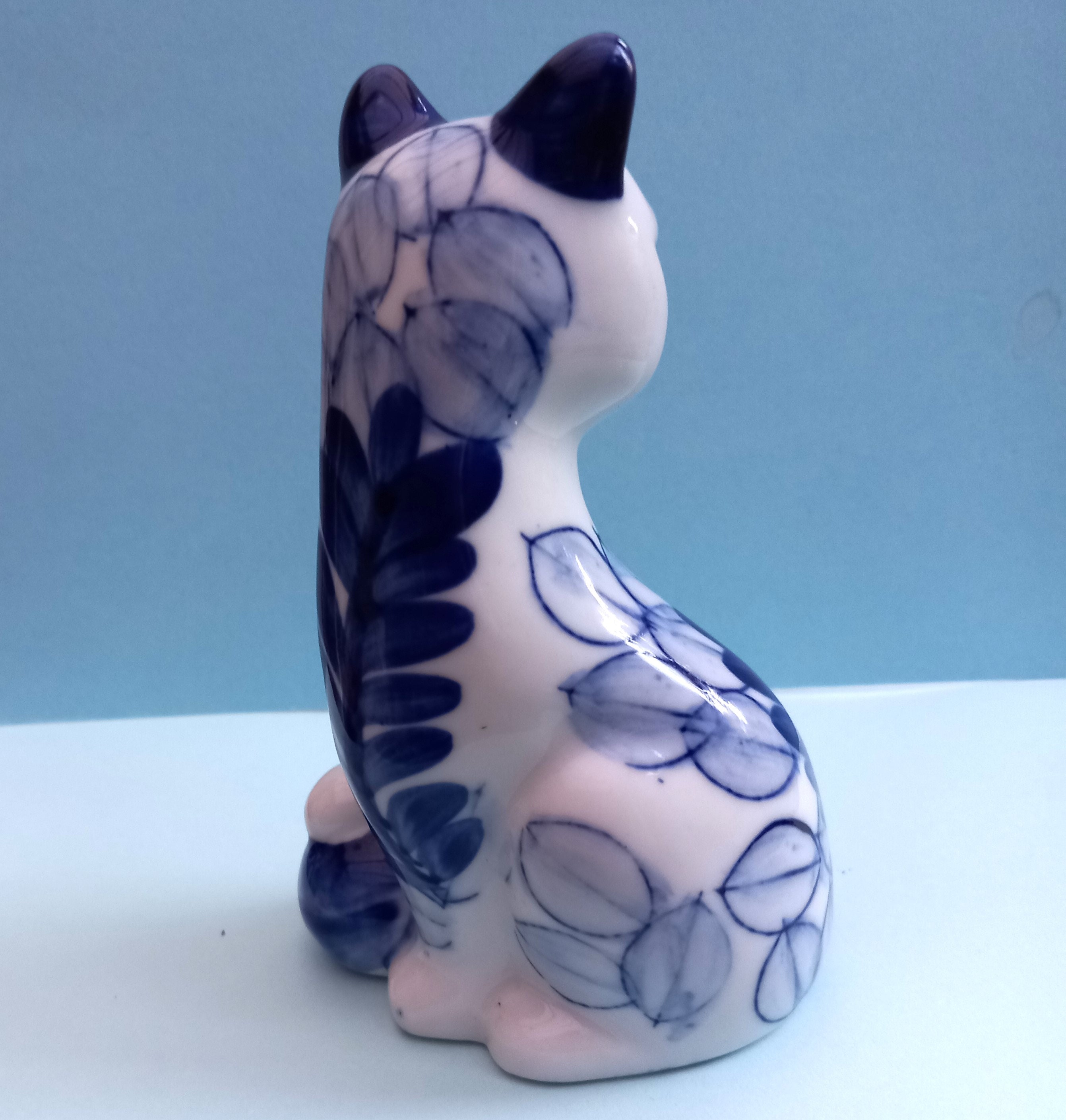 ヴィンテージ磁器の猫の置物：青い花柄の装飾 - Etsy 日本