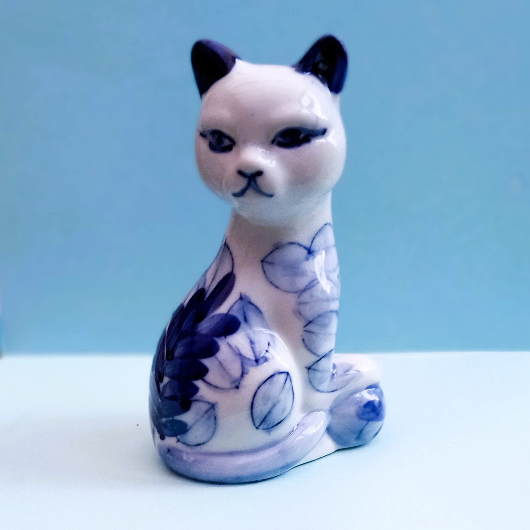 ヴィンテージ磁器の猫の置物：青い花柄の装飾 - Etsy 日本