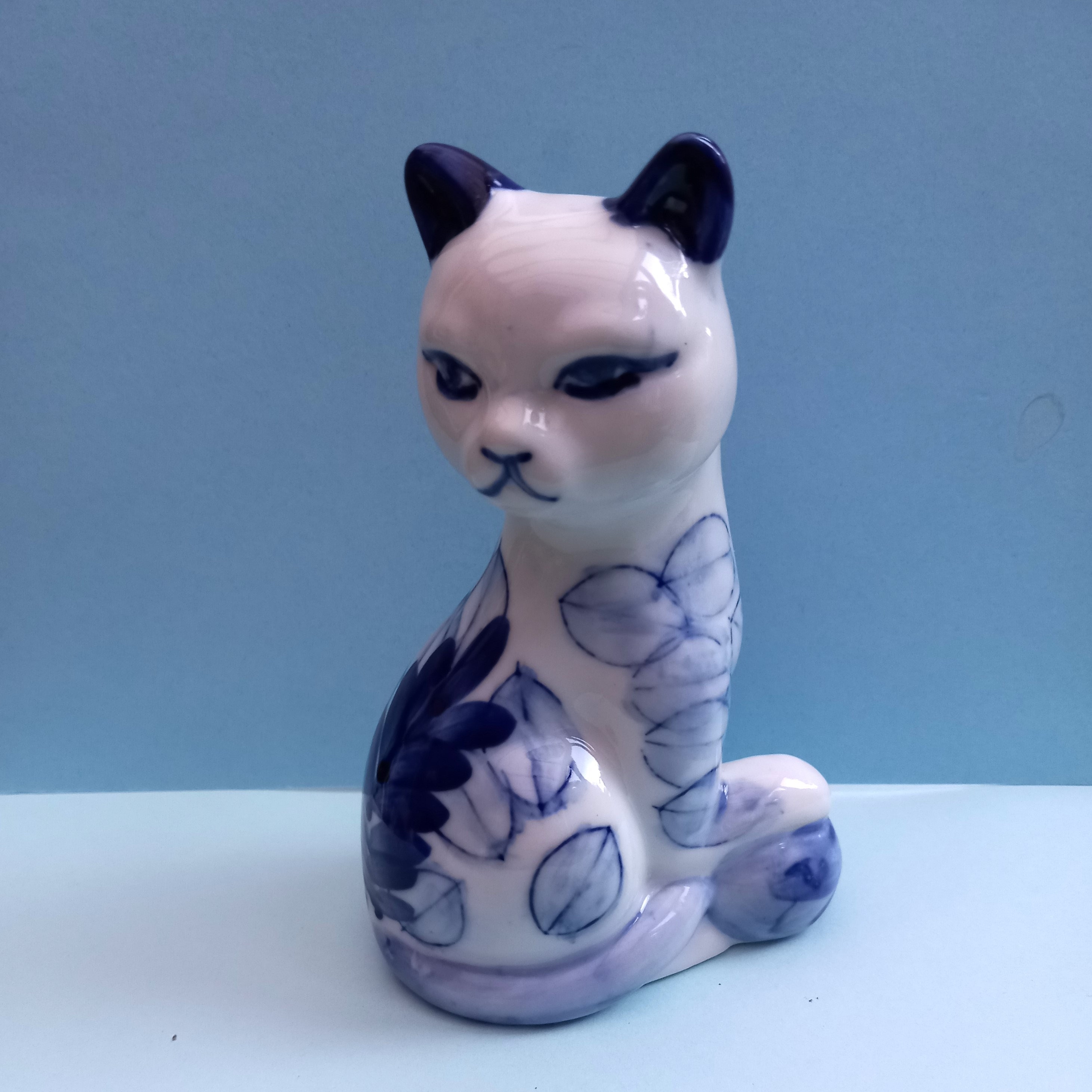 青と白の花模様 猫の陶器置物アンティークヴィンテージ