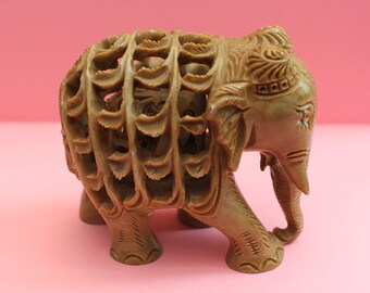 ヴィンテージの彫刻が施されたソープストーンの象/お腹の中にいる