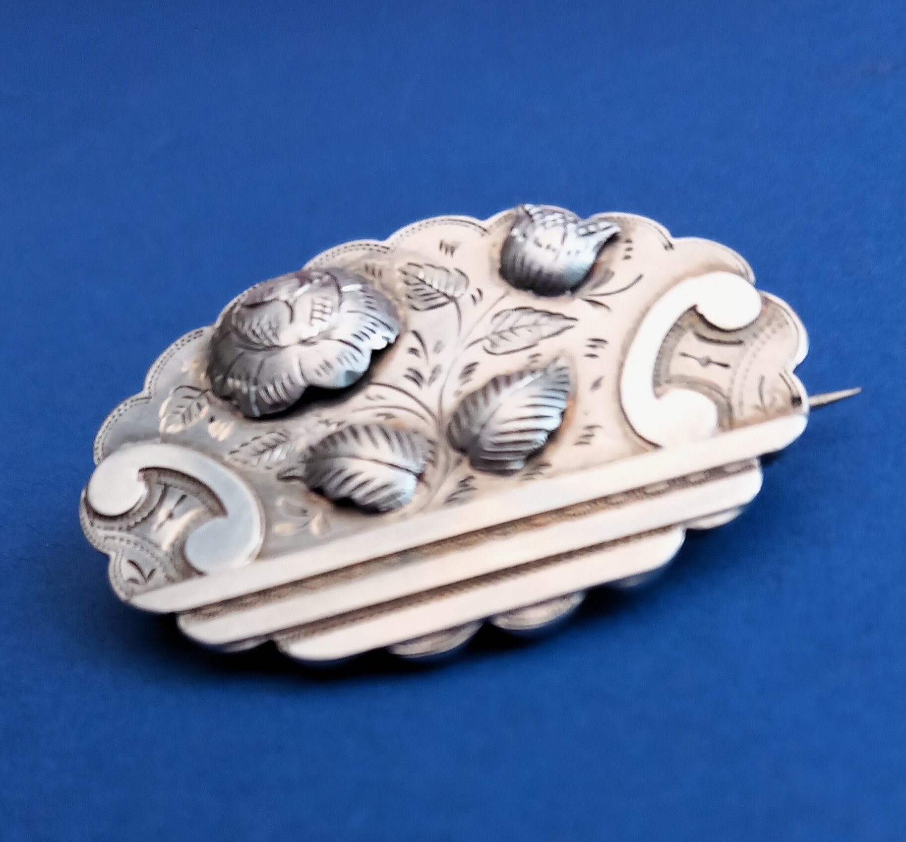 Broche Florale Bombée Argentée – RARE, Argent Massif, Céramique, 1860-1880