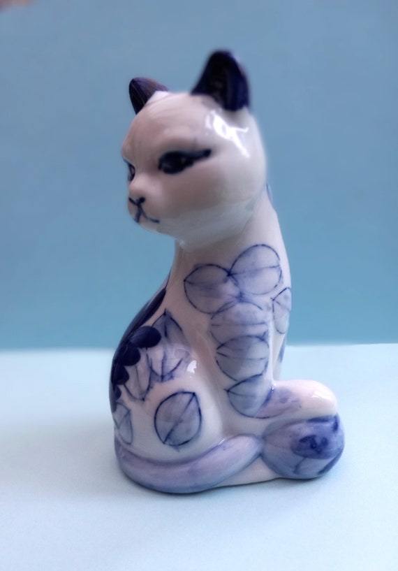 ヴィンテージ磁器の猫の置物：青い花柄の装飾 - Etsy 日本