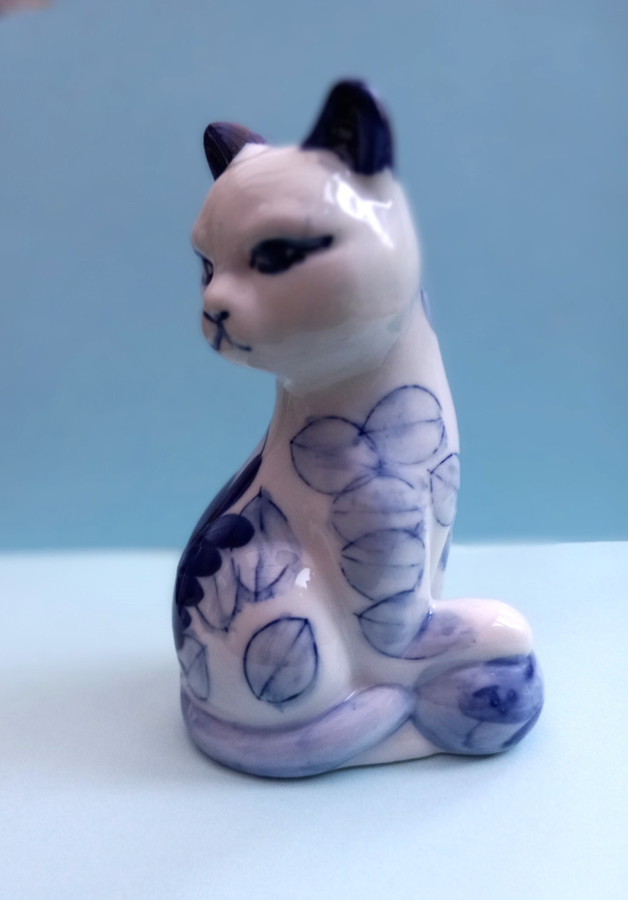 青と白の花模様 猫の陶器置物　アンティーク　ヴィンテージ ヴィンテージ磁器の猫の置物：青い花柄の装飾 - Etsy 日本