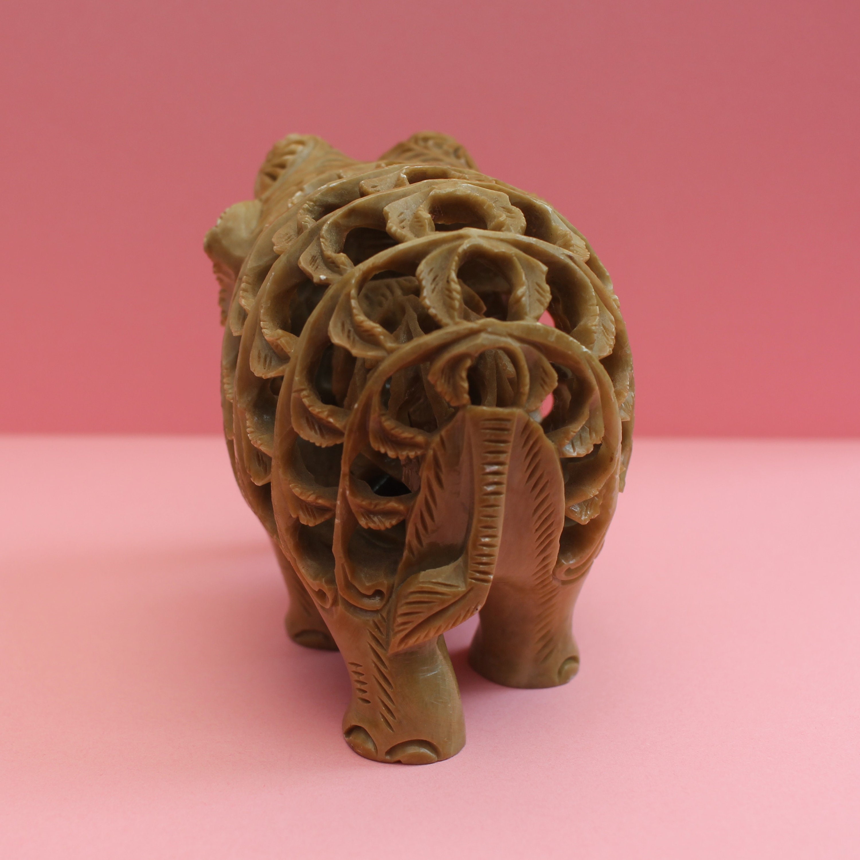 ヴィンテージの彫刻が施されたソープストーンの象/お腹の中にいる