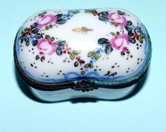 Beautiful Vintage Limoges France Peint Main Signed Hinged /Pill Porcelain Box