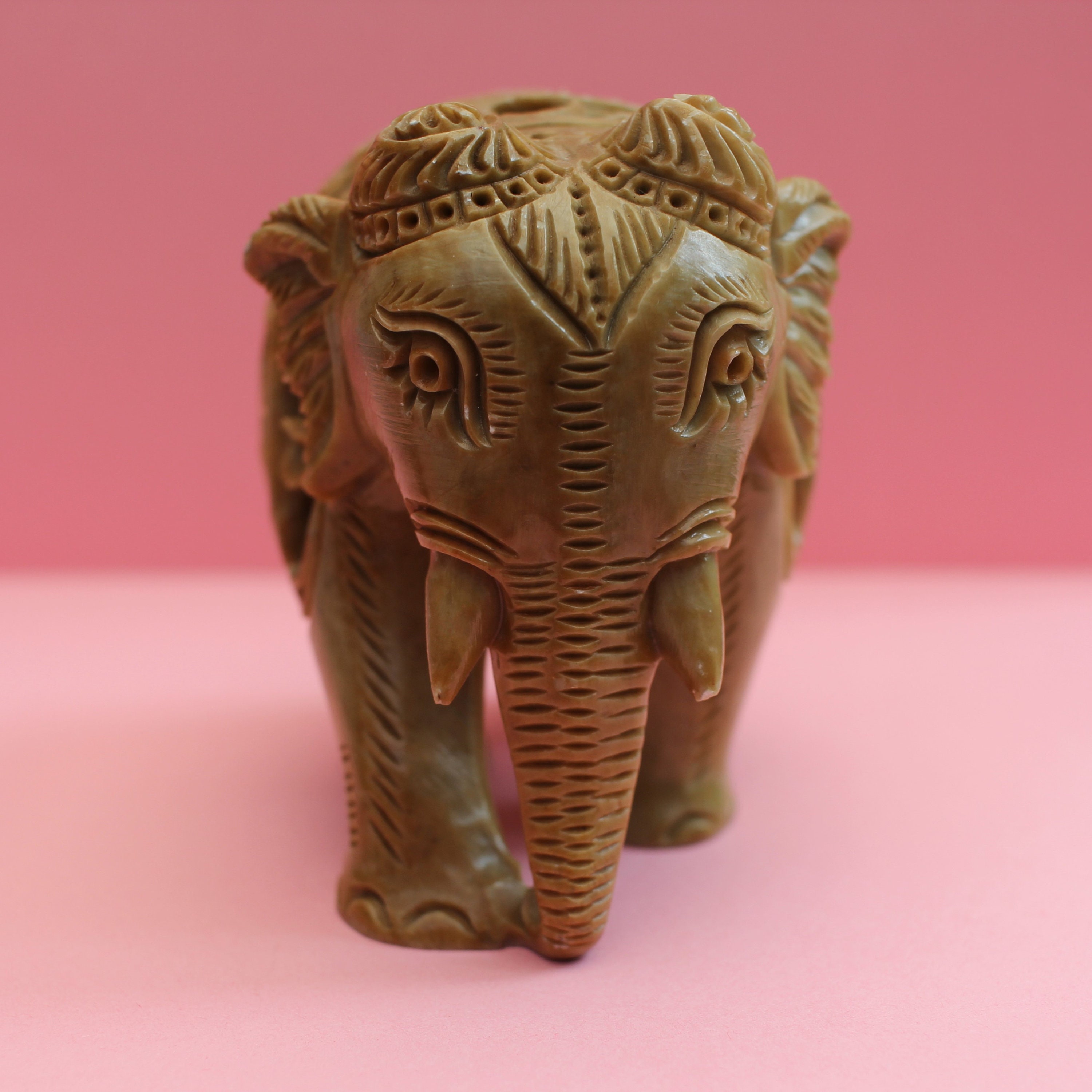 ヴィンテージの彫刻が施されたソープストーンの象/お腹の中にいる