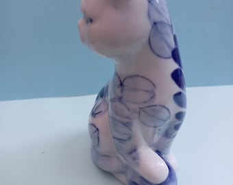 青と白の花模様 猫の陶器置物　アンティーク　ヴィンテージ ヴィンテージ磁器の猫の置物：青い花柄の装飾 - Etsy 日本