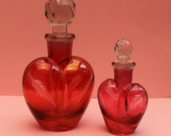 Coppia di flaconi di profumo vintage a forma di cuore in vetro pressato – rossi con tappi in vetro intagliato