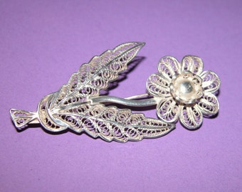 Broche vicyotienne antique en filigrane d'argent avec fleurs
