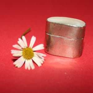 Antieke minuscule messing snuifdoos/blik met ingelegde parelmoer schelp. Inclusief briefje.