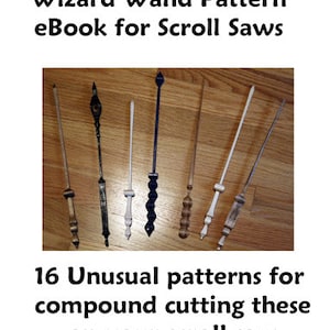 Può includere: Un download digitale di 16 modelli di seghetto a scorrimento per creare bacchette magiche. I modelli sono mostrati come bacchette finite su una superficie di legno.