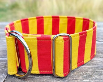 Collare per cani a righe rosse e gialle con charm spagnolo, collare stile martingale con chiusura a scatto, collare Galgo in colori spagnoli / España