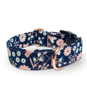 Hundehalsband mit Blüten rosegold Hardware, blau rosa Martingale Zugstopphalsband oder Steckschließe; Windhundhalsband / navy blossom