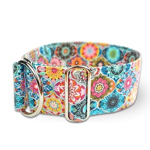 Può includere: Un collare in tessuto per animali domestici con un vivace motivo geometrico a mandala multicolore nei toni del rosa, arancione, giallo e blu. Il collare include un anello a D in metallo color argento lucido e una fibbia rettangolare regolabile.