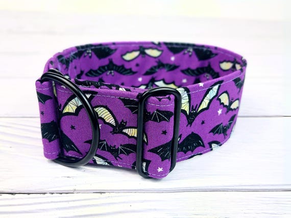 Halloween Hundehalsband mit Fledermäusen, Martingale lila Zugstopphalsband oder Steckschließe, Windhundhalsband Whippet / bat night
