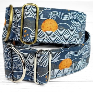 Könnte beinhalten: Ein blaues und oranges Hundehalsband mit einem Wellen- und Sonnenmuster. Das Halsband hat zwei D-Ringe aus Metall.