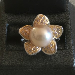 Vintage Flower Faux Pearl center Cocktail LVJ  Sparkling 925 Sterling Silver Ring Size 8