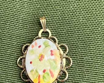 Vintage Floral scroll Oval classic gold tone dainty dangle pendant