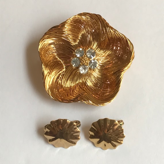 Vintage Monet Brooch and Earring set Gold tone Fl… - image 1