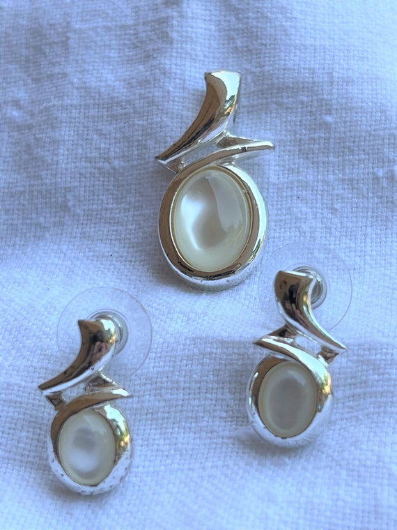 Vintage Roman iridescent white stone silver tone p