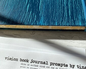 Może przedstawiać: Strona dziennika z podpowiedziami do książki wizjonerskiej z tekstem "vision book journal prompts by ting" wydrukowanym czarnym kolorem na białym papierze. Tekst "PRINT ON STICKER PAPER FOR USE IN JOURNALS OR COLLAGE" jest wydrukowany czarnym kolorem na białym papierze. Tekst "print on sticker paper for use in journals or collage" jest wydrukowany czarnym kolorem na białym papierze. Strona zawiera podpowiedzi do dziennika, takie jak "wartości, które są dla mnie najważniejsze, aby żyć w in my life?" i "Jak chcę, aby mój dom sprawił, że inni będą bardziej świadomi tworzenia?"