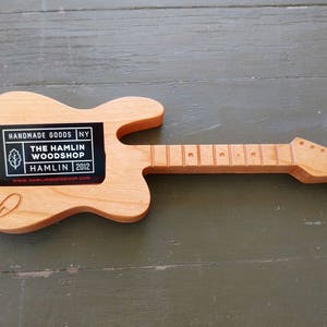 Visitekaartjeshouder, kaarthouder gitaarhout, houten gitaarvorm, Fender-stijl gitaar, muziekleraar, muziekinstructeur, gitaarlessen