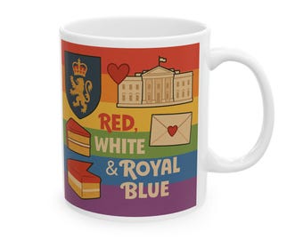 Può includere: Tazza in ceramica bianca con un design colorato raffigurante uno stemma, un cuore, un'illustrazione della Casa Bianca, fette di torta e una busta con un cuore. Il testo sulla tazza recita "Red, White & Royal Blue."