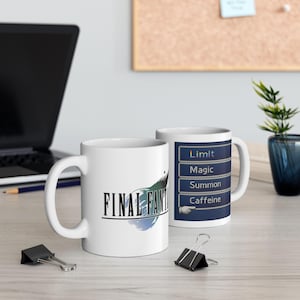 Może przedstawiać: Dwa białe ceramiczne kubki. Jeden kubek ma logo "FINAL FANTASY" w kolorze czarnym i niebiesko-zielonym. Drugi kubek ma niebieski design interfejsu ze słowami "Limit, Magic, Summon, Caffeine" i wskazującą dłonią.
