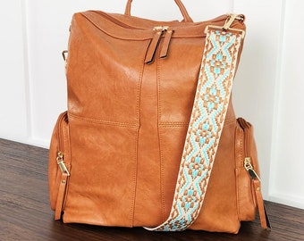 Mochila convertible de piel vegana Charis, correa estilo boho, regalo con monograma