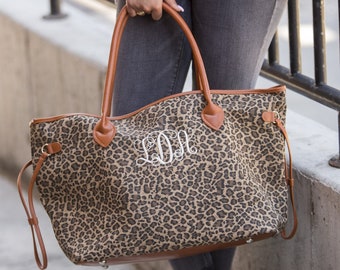 Bolso tote de lona con estampado animal bordado y asas de cuero vegano con monograma.