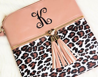 Bolso bandolera personalizado con estampado de leopardo, inicial bordada y borla de piel vegana.